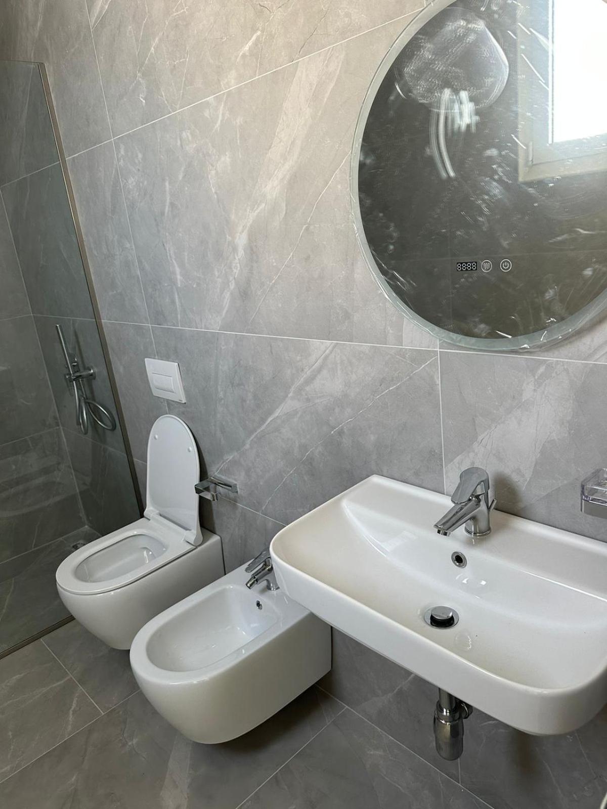 Laid Hotel Vlore Bagian luar foto