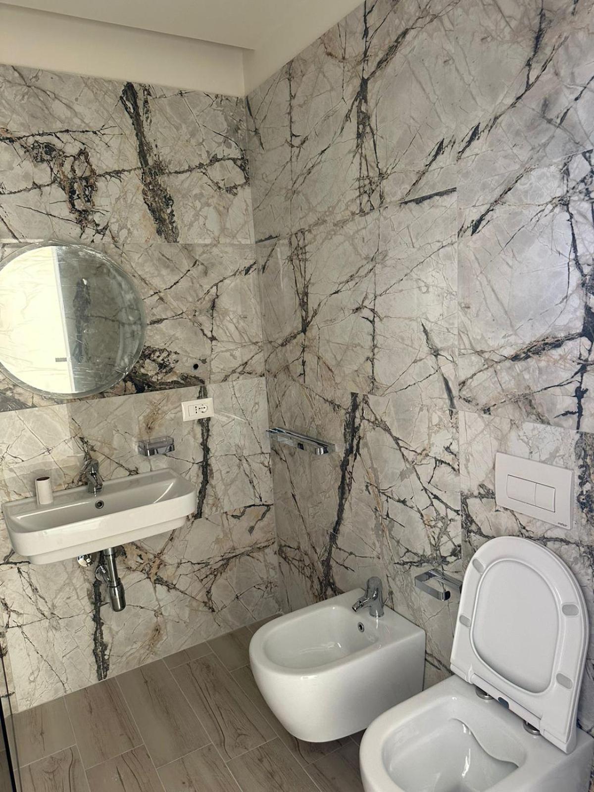 Laid Hotel Vlore Bagian luar foto