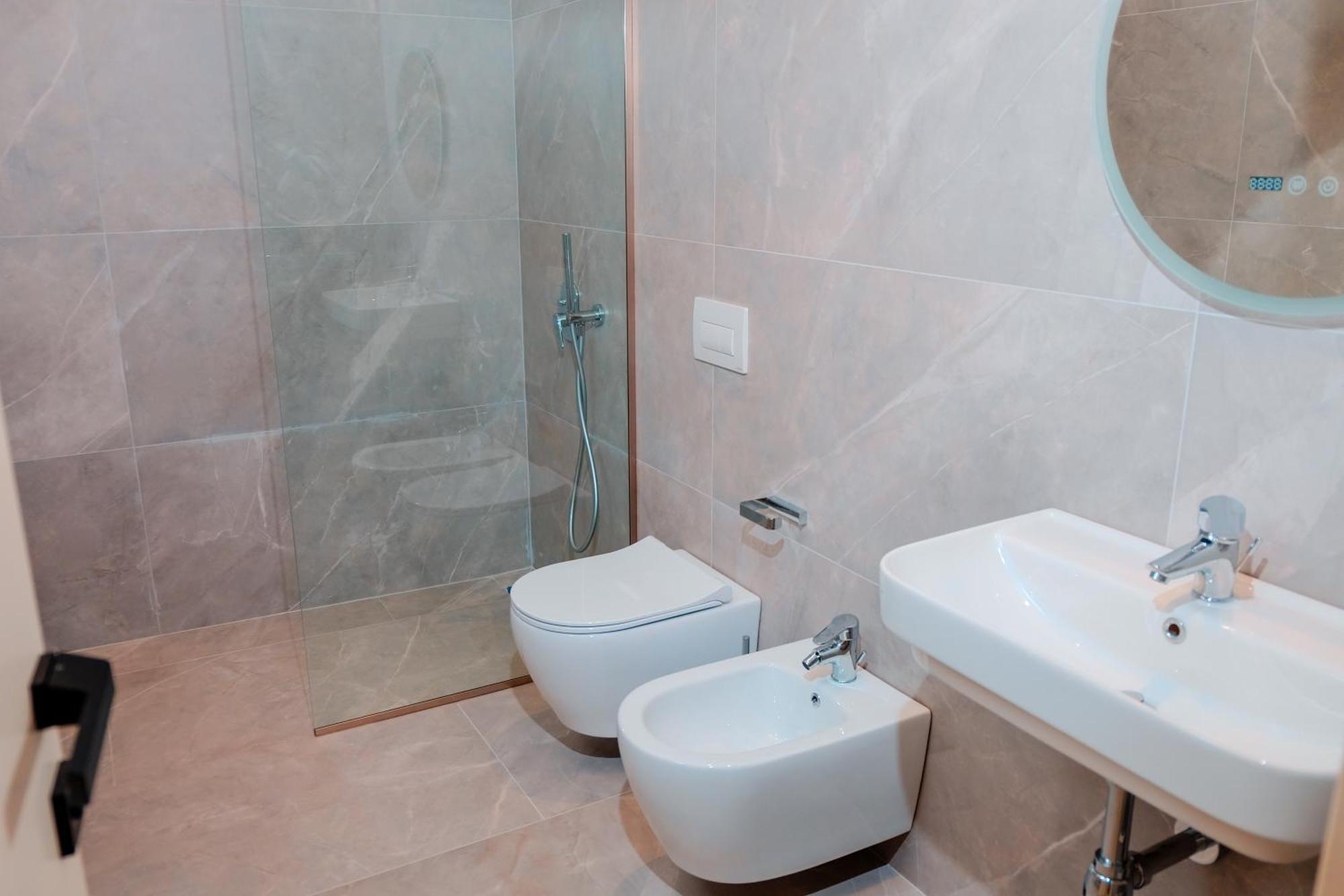 Laid Hotel Vlore Bagian luar foto