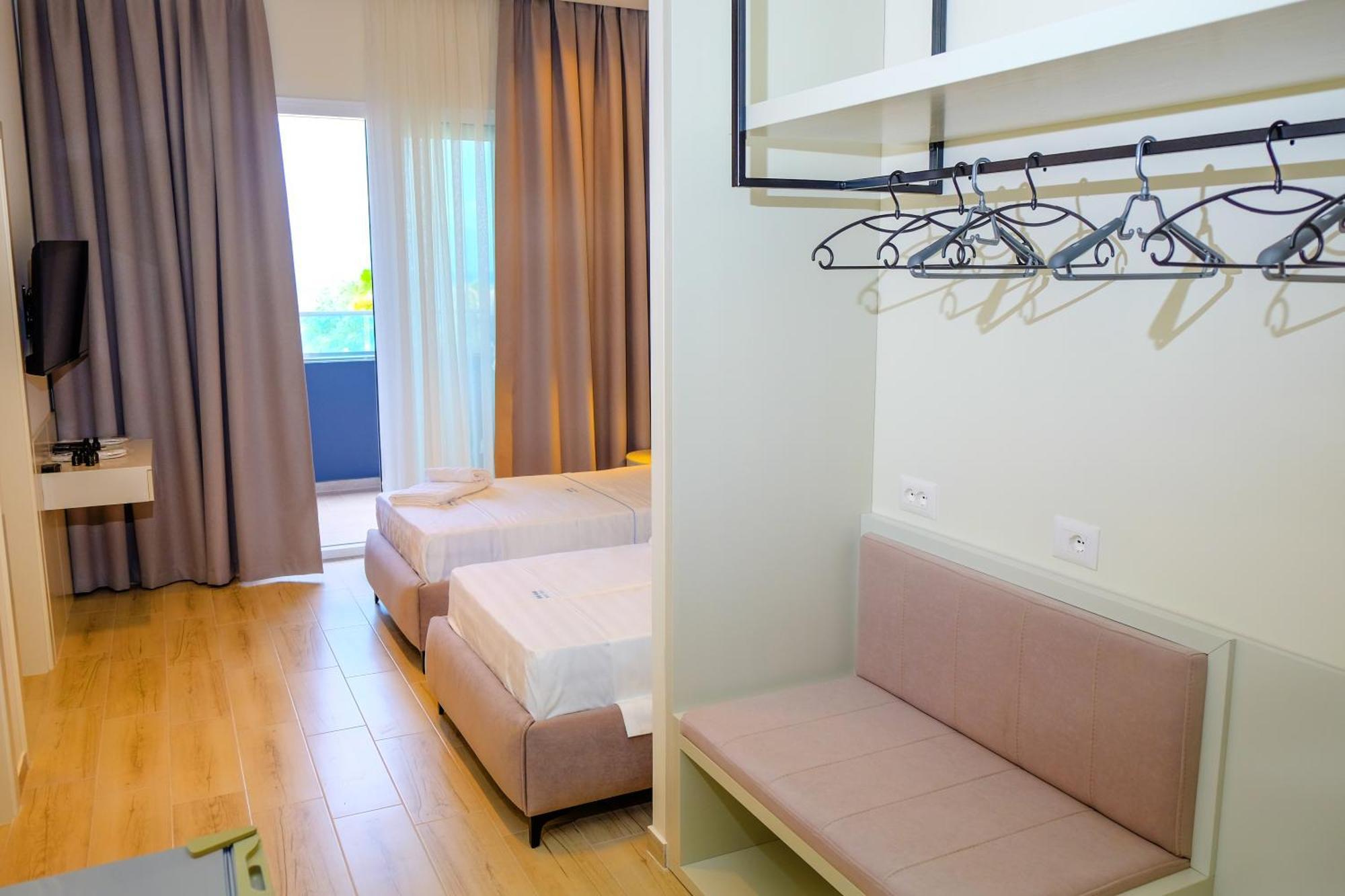 Laid Hotel Vlore Bagian luar foto